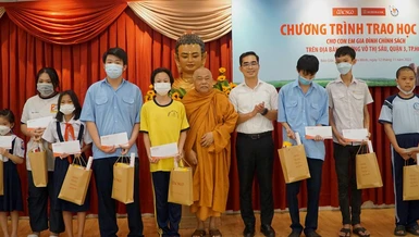Hòa thượng Thích Giác Toàn và đại diện đơn vị tài trợ học bổng trao học bổng cho học sinh