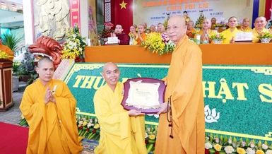 Thượng tọa Thích Huệ Khai trao quyết định bổ nhiệm trụ trì đến Đại đức chùa Phi Lai