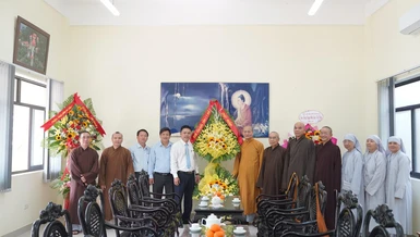Lãnh đạo Ban Tôn giáo tỉnh tặng hoa chúc mừng Học viện Phật giáo VN tại Huế