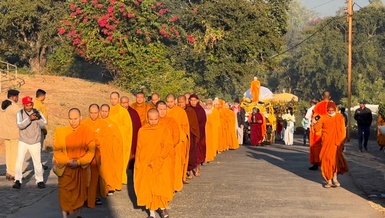 Chư Tăng Việt Nam cùng các pháp lữ nhiễu Phật tại Đại bảo tháp Sanchitháp