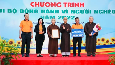 Ban Trị sự GHPGVN TP.HCM đăng ký ủng hộ 500 triệu đồng cho Quỹ “Vì người nghèo” quận 10 - Ảnh: Long Hồ