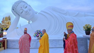 Chư Tăng sái tịnh tại lễ hoa đăng khánh đản Đức Phật A Di Đà tại chùa Vạn Phước