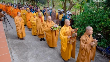 Cung rước chư tôn giáo phẩm đến lễ đường chùa Vĩnh An