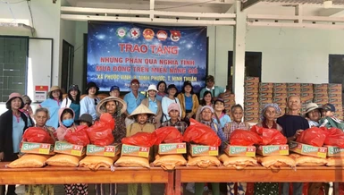 Từ thiện Tâm Đức, chùa Pháp Quang trao quà đến những gia đình khó khăn và người mù