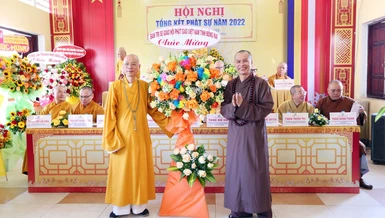 Thượng tọa Thích Huệ Khai tặng hoa chúc mừng hội nghị