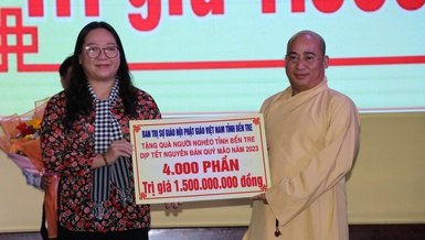 Đại đức Thích Trí Thuận trao bảng tặng 4.000 phần quà đến đại diện Ủy ban MTTQVN tỉnh