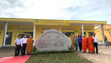 Bàn giao phòng học cho chư Tăng tại chùa Tăng Du, xã Lạc Hoà, thị xã Vĩnh Châu