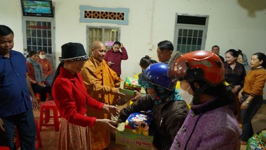 Thượng tọa Thích Giác Nhường trao quà Tết đến các gia đình khó khăn