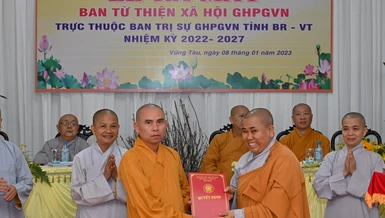 Thượng tọa Thích Nhuận Nghĩa trao quyết định