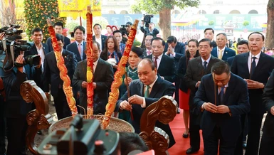 Chủ tịch nước Nguyễn Xuân Phúc dâng hương tại Điện Kính Thiên trong di tích Hoành thành Thăng Long