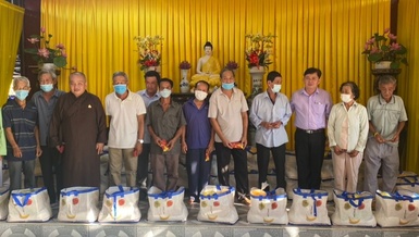 Thượng tọa Thích Trung Nguyện trao quà Tết đến bà con xã Quới Thành