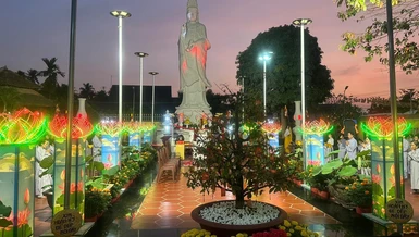 Tôn tượng Đức Quán Thế Âm lộ thiên trong khuôn viên chùa Bảo Tâm