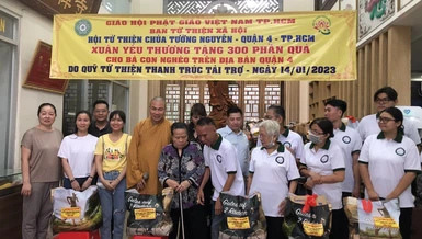 Hội Từ thiện chùa Tường Nguyên trao quà Tết đến người nghèo Q.4, TP.HCM