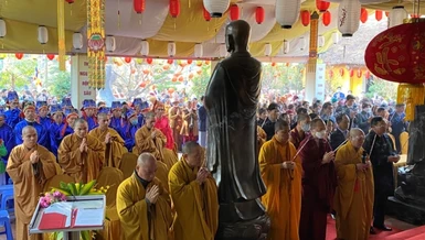 Niêm hương tại lễ khai xuân chùa Vạn Phúc