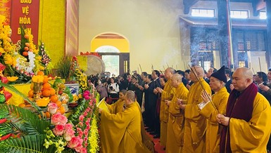 Niêm hương tại lễ khai hội Xuân Yên Tử