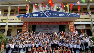 Ban Từ thiện xã hội GHPGVN tỉnh Thừa Thiên Huế phối hợp với các đơn vị trao quà, học bổng cho học sinh