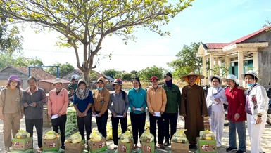 Đại đức Thích Đức Chánh trao quà đến những hộ khó khăn