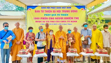 Ban Từ thiện xã hội T.Ư, chùa Từ Hạnh trao quà đến bà con khiếm thị - Ảnh: CTV