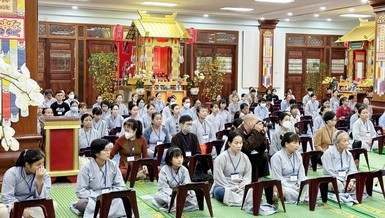 Phật tử tham dự khóa tu Bát quan trai tại tu viện Vĩnh Nghiêm