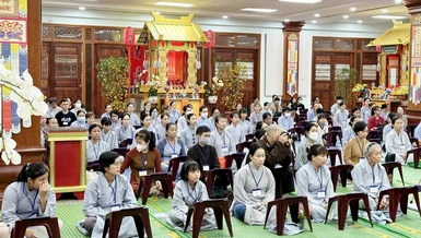 Phật tử tham dự khóa tu Bát quan trai tại tu viện Vĩnh Nghiêm