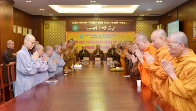 Chư tôn đức Tăng Ni niệm Phật cầu gia hộ trước buổi họp