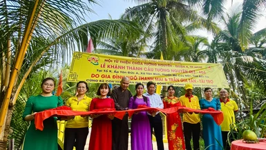 Cắt băng khánh thành cầu Tường Nguyên 463-464 ấp Tân Đức A, X.Tân Bình, H.Mỏ Cày Bắc 