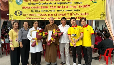 Đại diện địa phương trao Bằng tri ân đến Đại đức Thích Minh Phú, y bác sĩ, Phật tử trong đoàn từ thiện