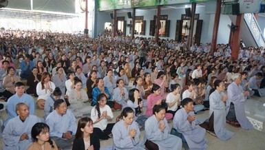 Phật tử tham gia khóa tu "Một ngày an lạc" tại chùa Bà Đa