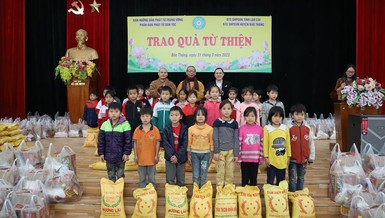 Phân ban Phật tử Dân tộc T.Ư (phía Bắc) tặng quà cho các cháu học sinh trên địa bàn H.Bảo Thắng