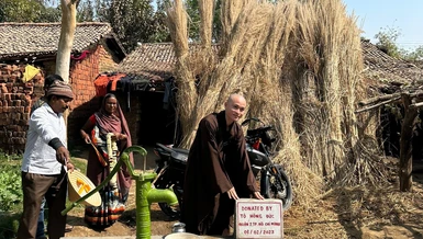 Đại đức Thích Thị Nhân bên giếng nước sạch vừa hoàn thành cho người dân Ấn Độ