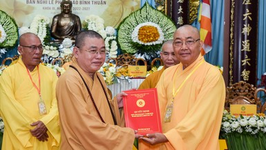Hòa thượng Thích Minh Nhật trao quyết định đến Trưởng ban Kinh tế-Tài chính Phật giáo tỉnh nhiệm kỳ 2022-2027
