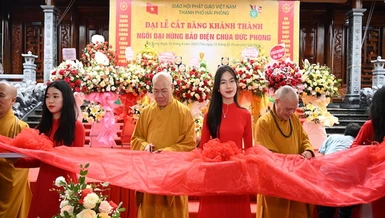  Cắt băng khánh thành ngôi đại hùng bảo điện chùa Đức Phong