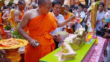 Lễ Tắm Phật mừng Tết Chôl Chnăm Thmây tại chùa Candaransi (Q.3, TP.HCM) - Ảnh: Bảo Toàn/BGN