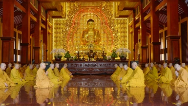 Đại chúng thính giới tại chánh điện Việt Nam Quốc Tự