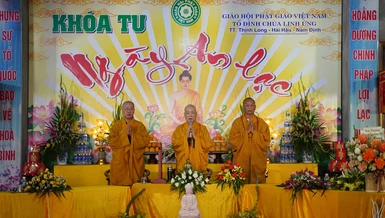 Chư tôn đức chứng minh khóa tu "Một ngày an lạc" tại chùa Linh Ứng