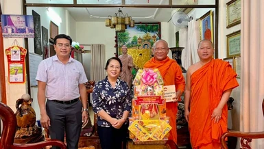 Bà Trần Kim Yến trao quà chúc mừng Tết Chôl Chnăm Thmây đến Hòa thượng Danh Lung cùng chư Tăng - Ảnh: C.H.T
