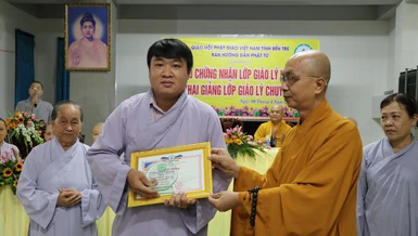 Hòa thượng Thích Nhựt Tấn trao giấy chứng nhận đến Phật tử
