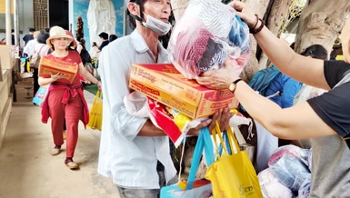 Ban Từ thiện thiền viện Vạn Hạnh trao quà đến những hộ nghèo H.Định Quán