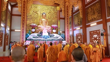 Niêm hương Tam bảo tại chánh điện mới chùa Thanh Sơn