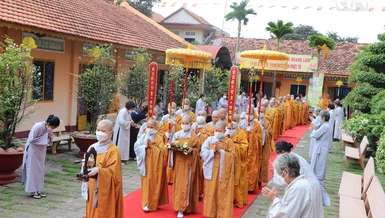 Cung rước chư Ni đến lễ đường 