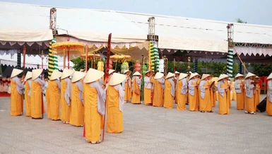 Cung đón chư Ni các Phân ban Ni giới các tỉnh thành về tham dự Đại lễ tưởng niệm - Ảnh: Trung Thắng
