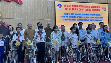 Hội Từ thiện chùa Tường Nguyên trao 100 chiếc xe đạp cho học sinh nghèo hiếu học 