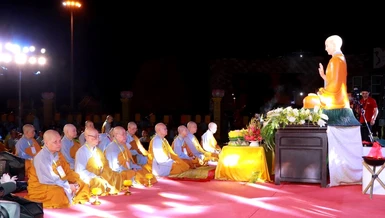 [ẢNH] Thắp nến tưởng niệm Đức Thánh Tổ Ni Đại Ái Đạo và chư tôn đức Ni tiền bối hữu công