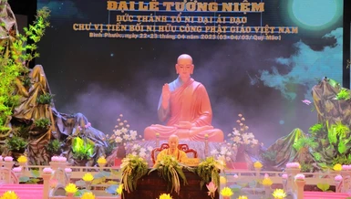 Đức Pháp chủ GHPGVN huấn thị trước giờ diễn ra Đại lễ do chư Ni Phân ban Ni giới tỉnh Bình Phước tổ chức