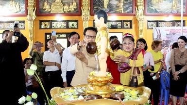 Đại chúng cử hành nghi lễ Tắm Phật trong ngày họp mặt mừng Tết SongKran