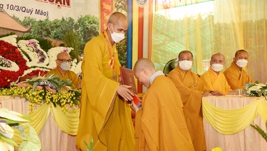 Sư cô Thích nữ Chơn Nhã nhận quyết định bổ nhiệm trụ trì chùa Mông Nhuận