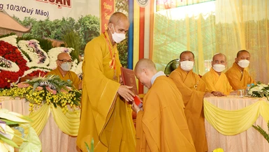 Sư cô Thích nữ Chơn Nhã nhận quyết định bổ nhiệm trụ trì chùa Mông Nhuận