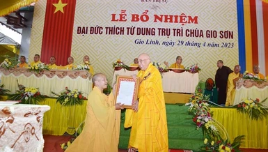 Hòa thượng Thích Thiện Tấn trao quyết định bổ nhiệm chùa Gio Sơn đến Đại đức Thích Từ Dung