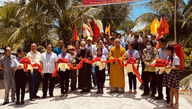 Cắt băng khánh thành cầu bê-tông An Lạc Phúc Quý