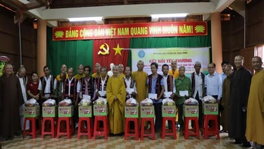  Phân ban Phật tử Dân tộc T.Ư trao quà đến lãnh đạo UBND H.Vĩnh Thạnh